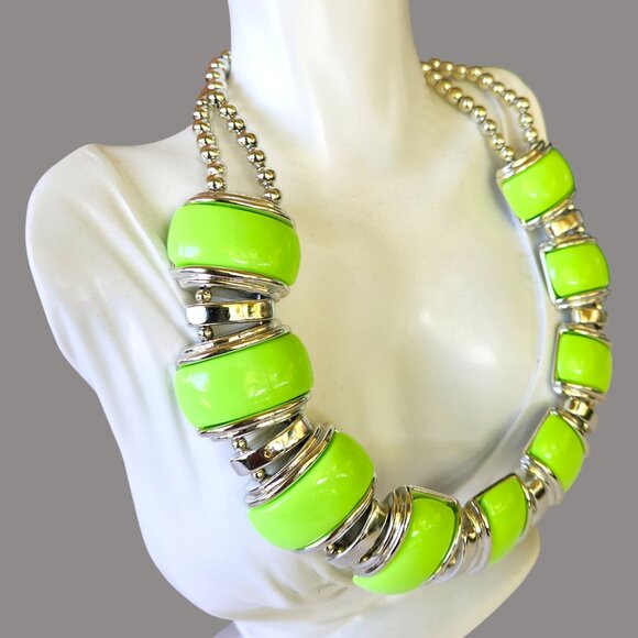 Chunky Neon Green Beaded Silvertone Statement Necklace Lobster Clasp Closure - Picture 3 of 5